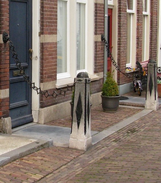Hoogstraat no  3 Heusden - stoeppaal