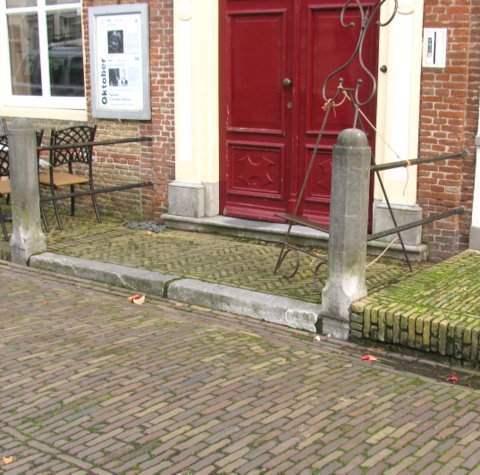Hoogstraat no  4 Heusden - stoeppalen