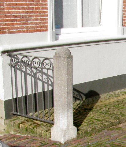 Putterstraat no 17 Heusden - stoeppaal met hek