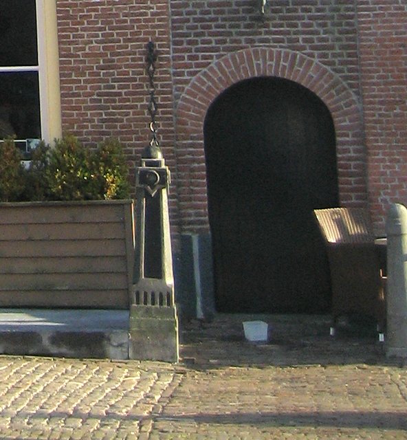 Vismarkt no 1 Heusden - stoeppaal